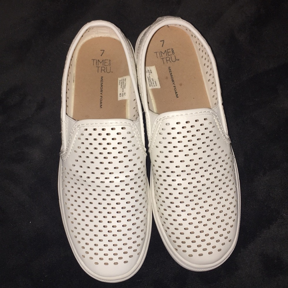 White shoes size 7